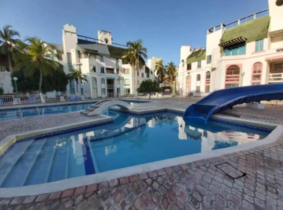 Confortable En Hermoso Condominio. Apartamento